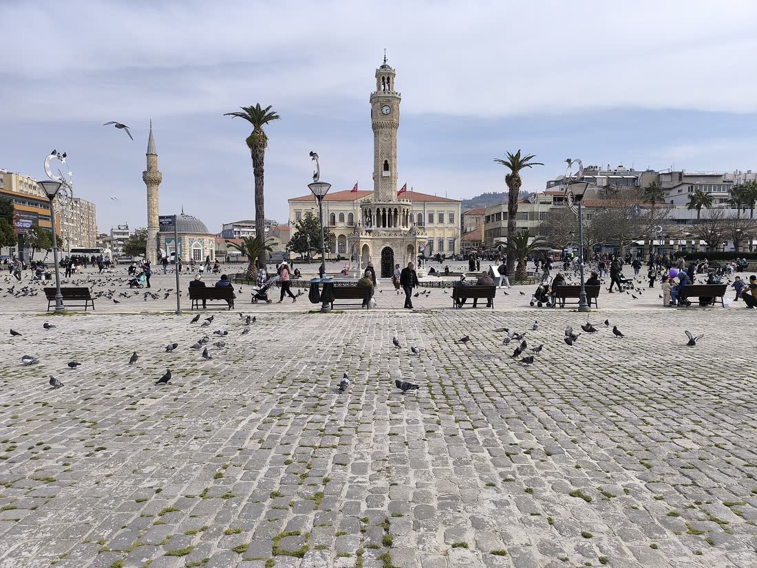 1. Kordon Waterfront Promenade & Kemeraltı Market